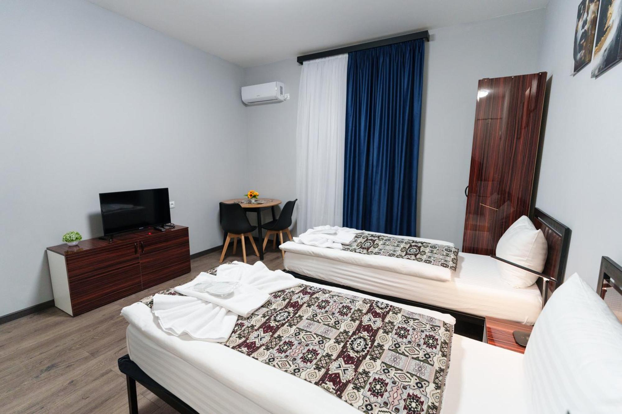 Gh Family Hotel Yerevan Ngoại thất bức ảnh
